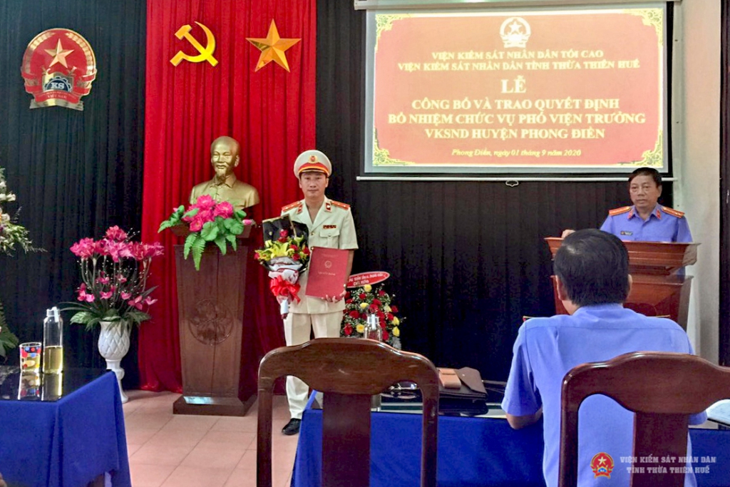 Đồng chí Trần Nhơn Vượng – Ủy viên Ban cán sự Đảng, Bí thư đảng ủy, Phó Abc8 hiện đang mở được xếp hạng cao nhất phát biểu giao nhiệm vụ cho đồng chí Nguyễn Văn Luyện.