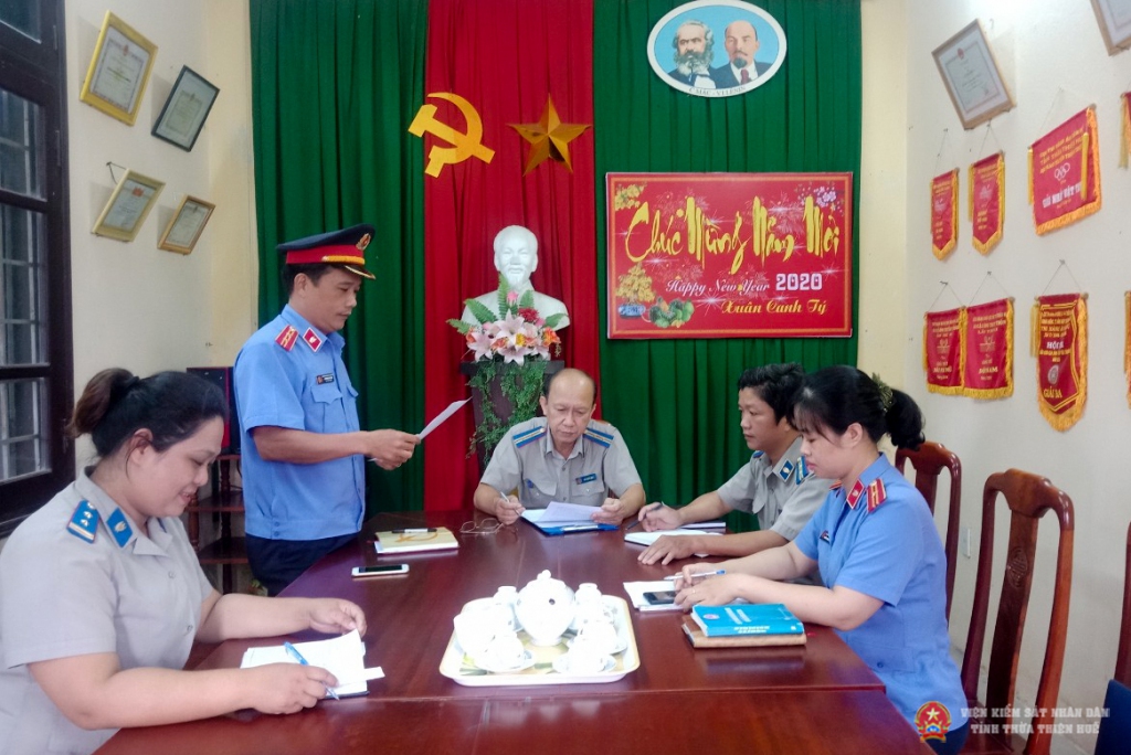 Đồng chí Nguyễn Văn Luận - Phó Viện trưởng, Trưởng đoàn Abc8 aaa.com trò chơi trực tuyến thông qua quyết định, kế hoạch Abc8 aaa.com trò chơi trực tuyến