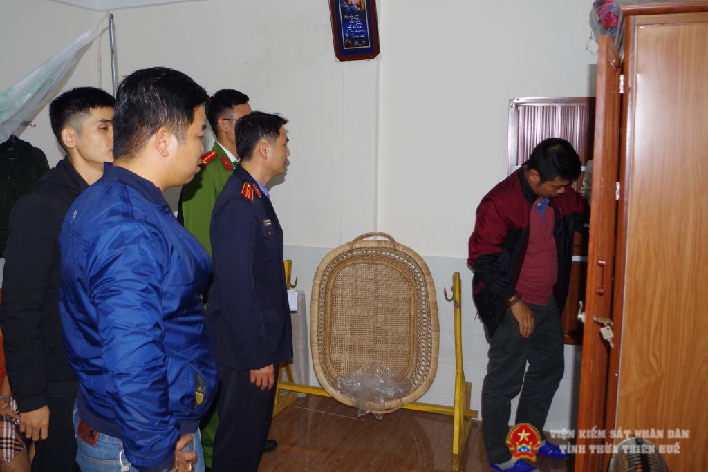 Kiểm sát viên tham gia Abc8 aaa.com trò chơi trực tuyến việc khám xét nhà đối tượng Hồ Đức Thương