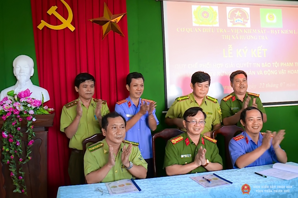 Đồng chí Trưởng Công an- Viện trưởng- Hạt trưởng cùng nhau ký kết quy chế