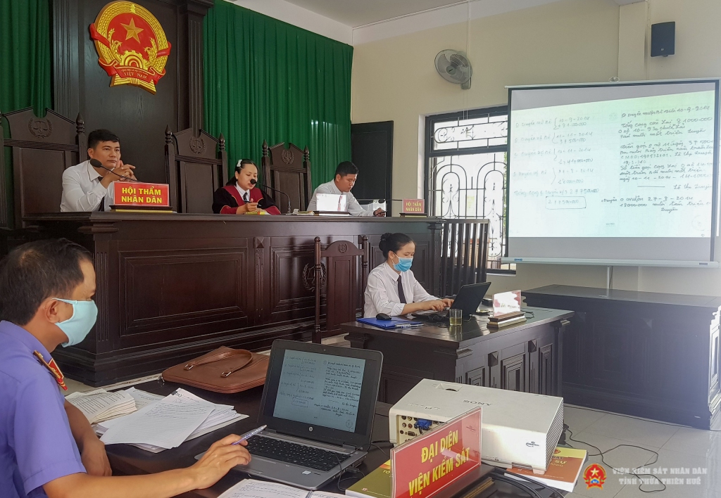 Kiểm sát viên trình chiếu tài liệu chứng cứ tại phiên Tòa