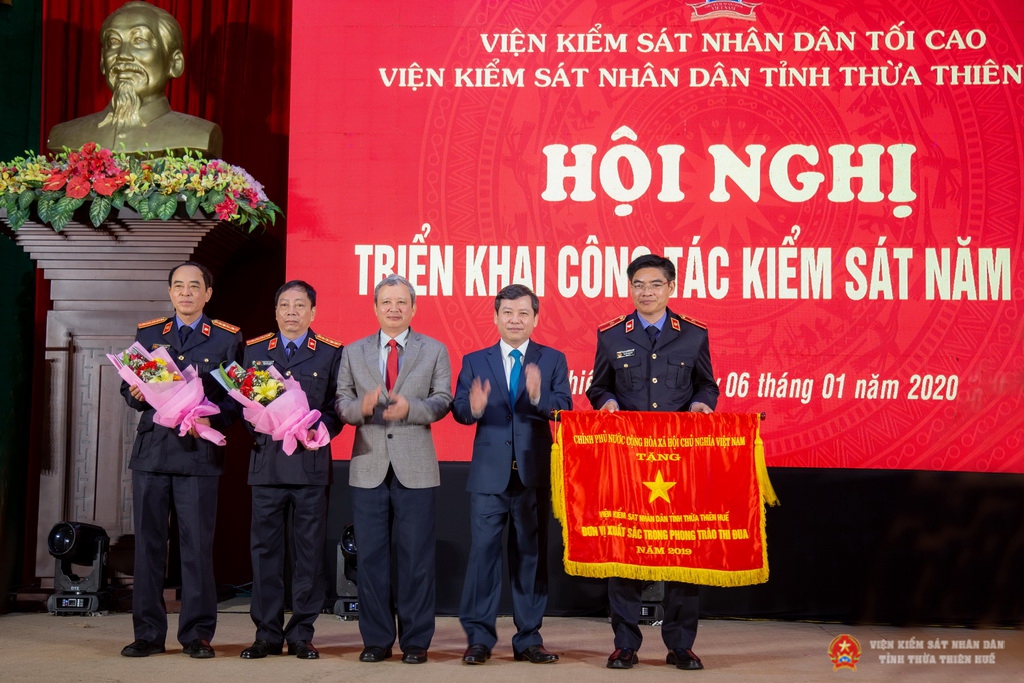 Tập thể Lãnh đạo Trang Chủ Chính Thức Của ABC8.COM nhận Cờ Abc8 vin không bị chặn của chính Phủ