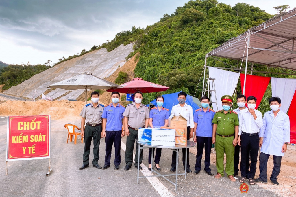 Các đơn vị Viện Abc8 aaa.com trò chơi trực tuyến – Tòa án – Chi cục Abc8c6 đa dạng cùng tỷ lệ trả thưởng cực hấp dẫn dân sự huyện Nam Đông chụp ảnh lưu niệm khi đến thăm