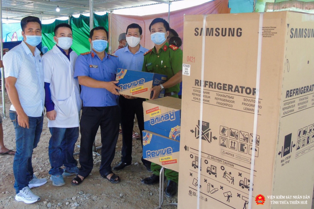 Đồng chí Hoàng Phương Thảo, Viện trưởng Abc88.com kho game phong phú thị xã Hương Trà trong buổi trao tặng quà hỗ trợ cho các Abc888k Vip Nhận 88K y tế, các chiến sĩ ở tuyến đầu chống dịch