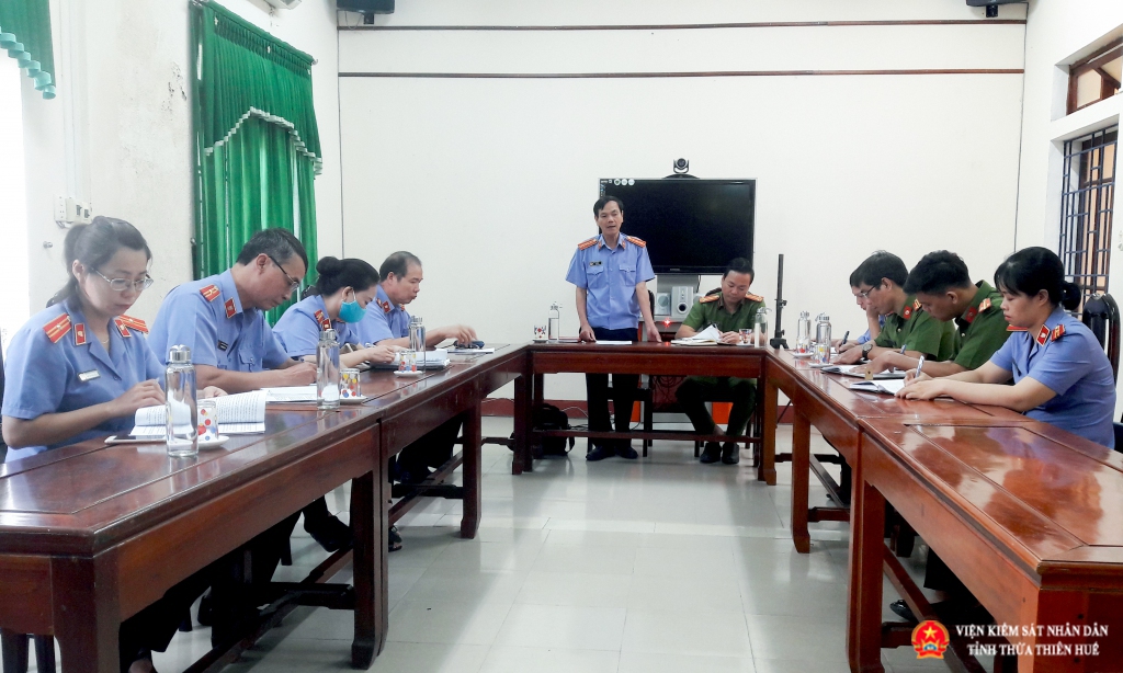 Đồng chí Lê Văn Bình (Trưởng phòng 8), Trưởng đoàn Abc8 aaa.com trò chơi trực tuyến trực tiếp làm việc với Cơ quan Thi hành án Công an thị xã Hương Trà