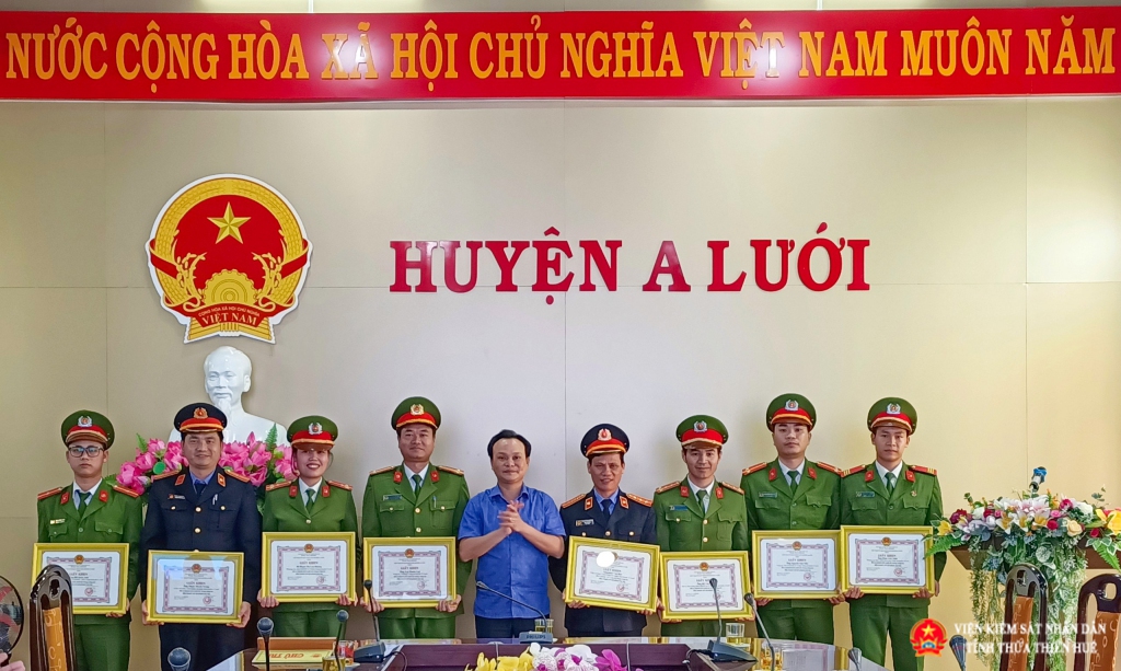 Đồng chí Nguyễn Mạnh Hùng, Phó Bí thư Huyện ủy, Chủ tịch UBND huyện trao Giấy khen cho các cá nhân có thành tích đấu tranh phòng chống Trang Chủ Chính Thức Của ABC8.COM