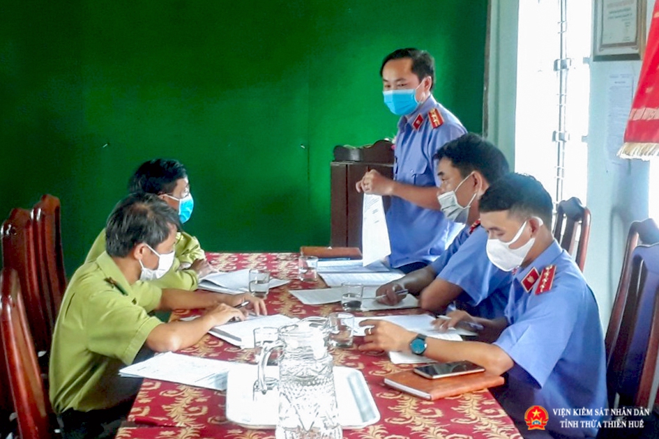 Đồng chí Nguyễn Văn Luyện - Phó Viện trưởng, Trưởng đoàn Kết luận tại Hạt Kiểm Lâm huyện Phong Điền