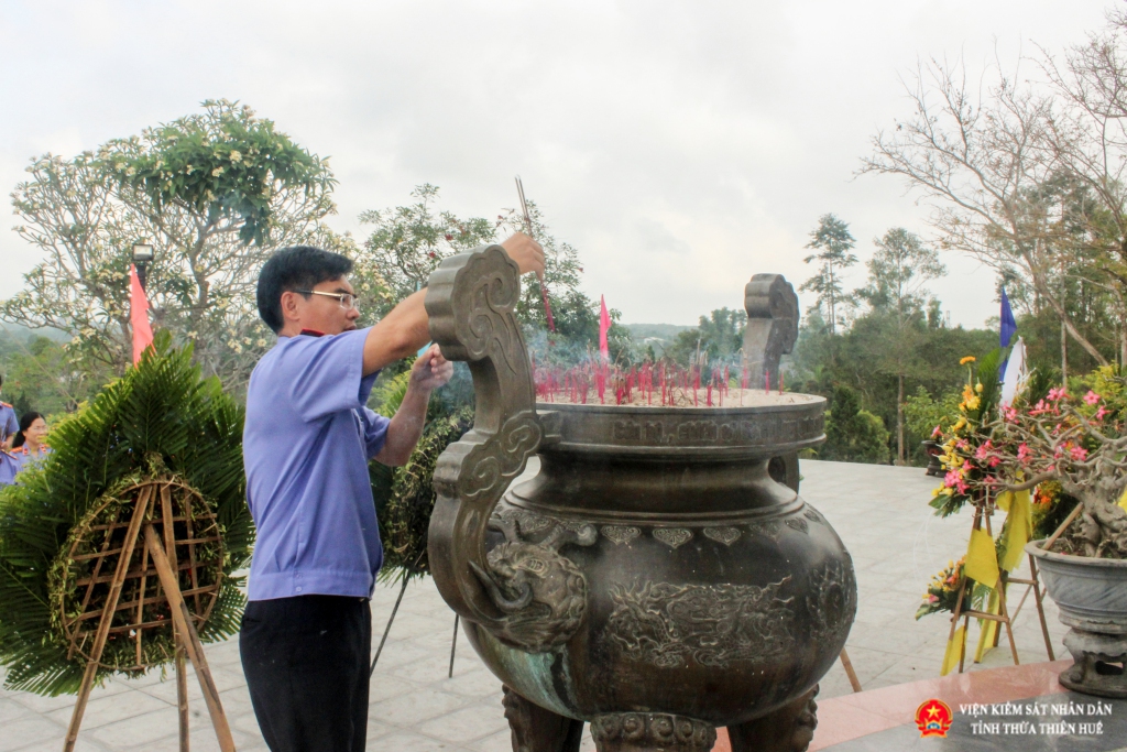 Đồng chí Nguyễn Thanh Hải, Tỉnh ủy viên, Viện trưởng Trang Chủ Chính Thức Của ABC8.COM thắp hương trước Đài tưởng niệm