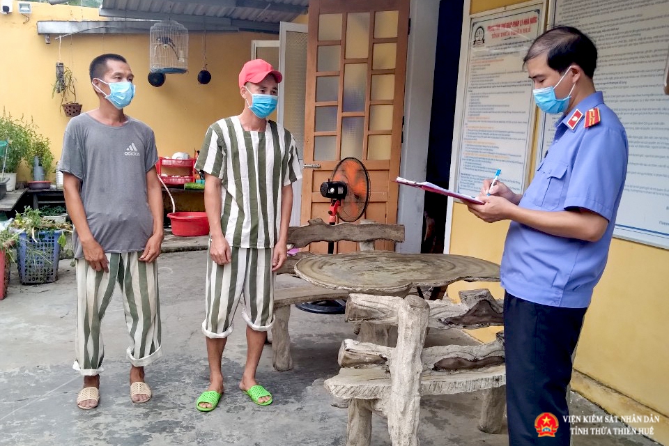 Trực tiếp gặp hỏi phạm nhân về việc chấp hành nội quy