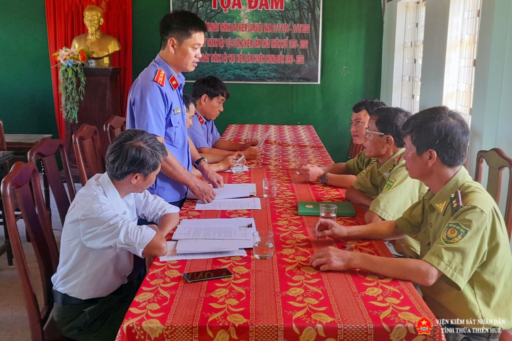 Đồng chí Nguyễn thanh Minh - Phó Viện trưởng, Trưởng đoàn Abc8 aaa.com trò chơi trực tuyến trực tiếp tại Hạt kiểm lâm huyện Phong Điền