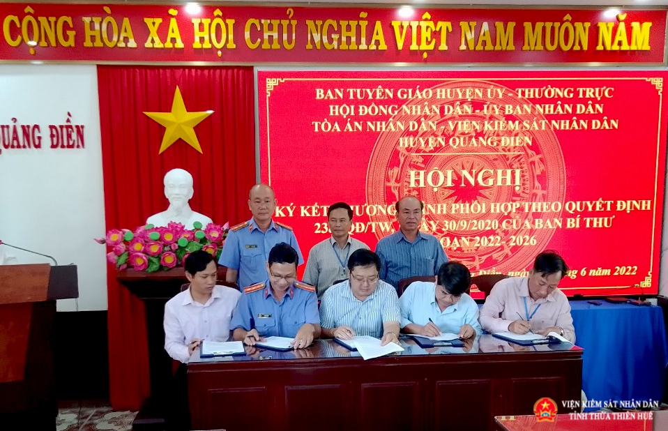Đại diện Đăng ký ABC8 tặng 88K miễn phí các cơ quan tham gia ký kết Chương trình phối hợp
