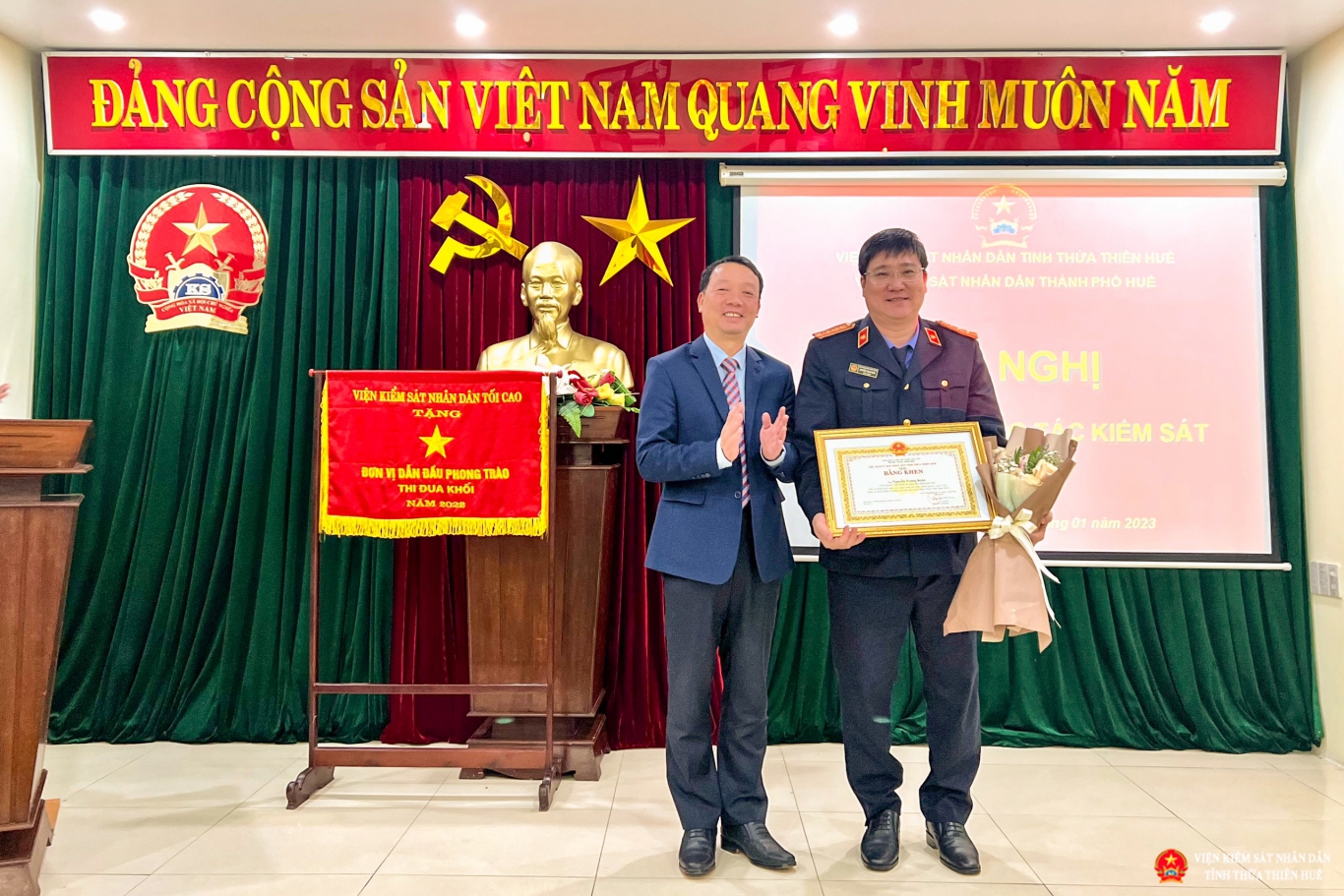 Đồng chí Phan Thiên Định – Ủy viên BTV Tỉnh ủy, Bí thư Thành ủy, Chủ tịch HĐND thành phố Huế tặng Giấy khen cho đồng chí Nguyễn Trung Kiên, Viện trưởng Abc88.com kho game phong phú thành phố Huế.