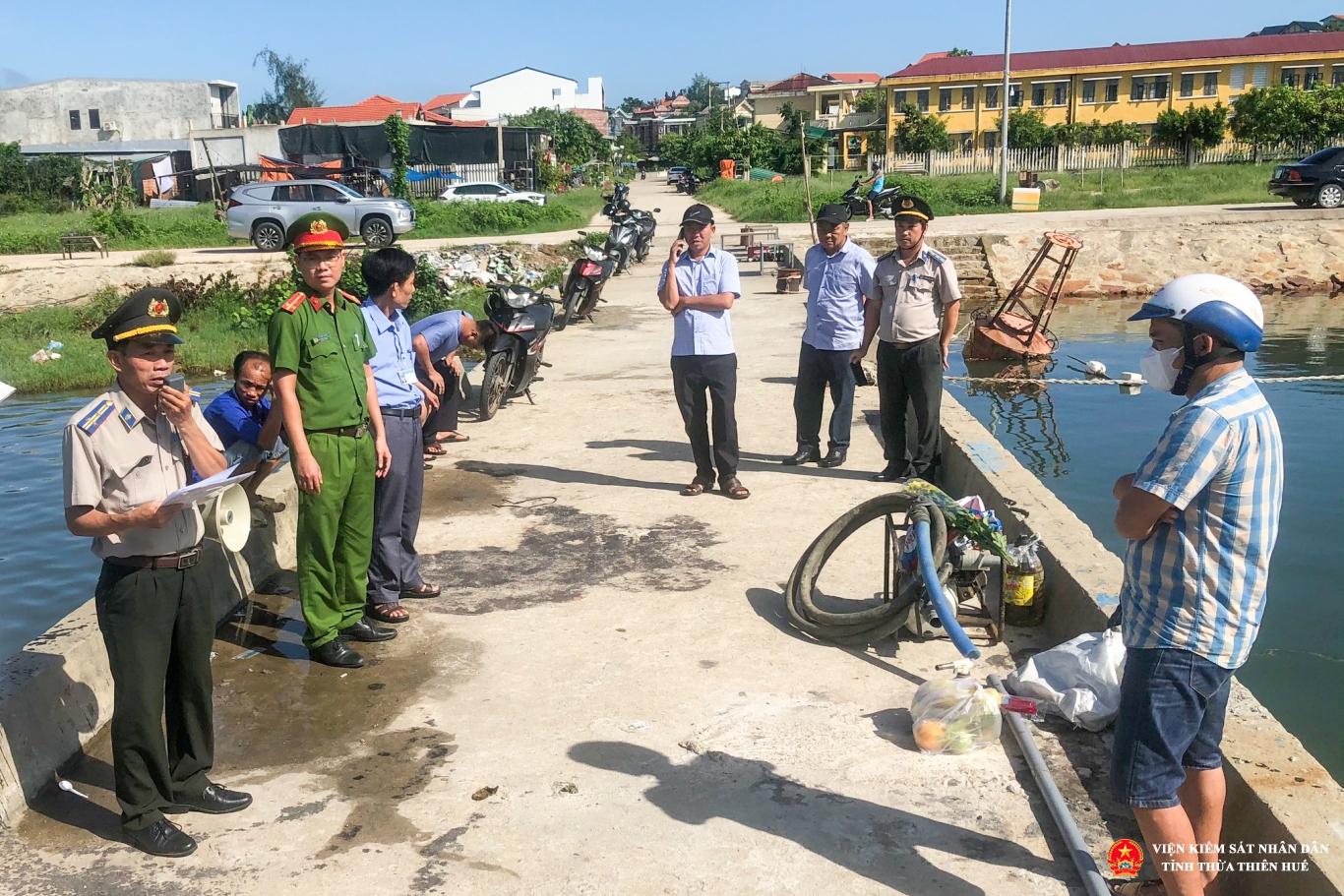 Chấp hành viên Chi cục Abc8c6 đa dạng cùng tỷ lệ trả thưởng cực hấp dẫn dân sự huyện Phú Lộc đang thực hiện nhiệm vụ