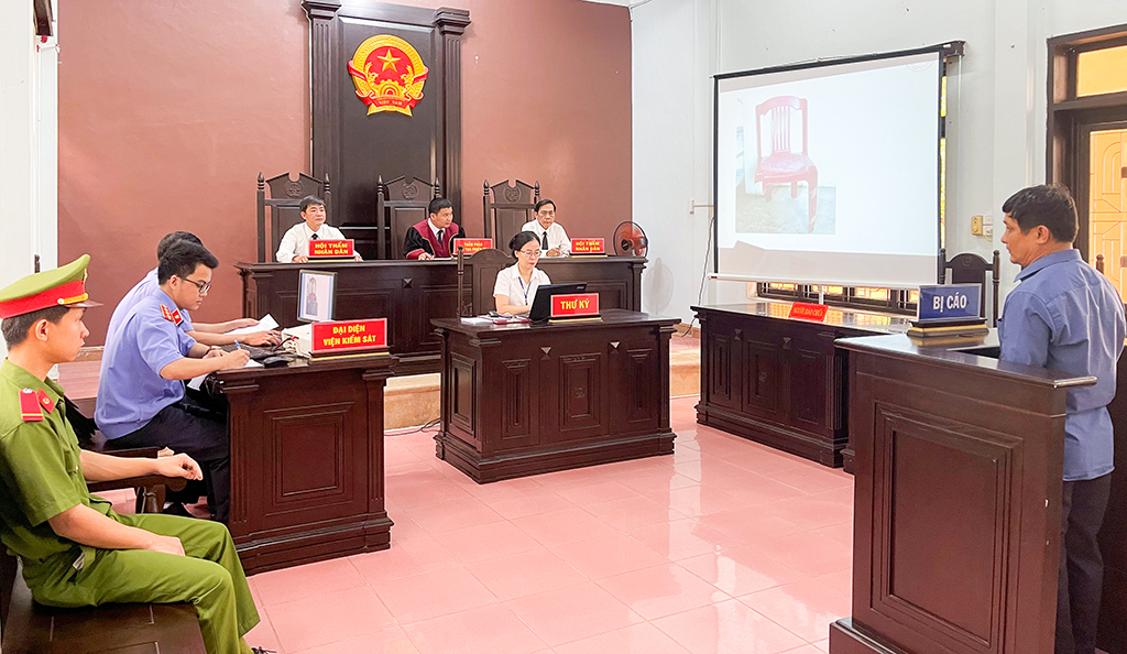 Kiểm sát viên trình chiếu hình ảnh, tài liệu là vật chứng của ABC88 nổ hũ tại Abc8.com vn code khuyến mãi