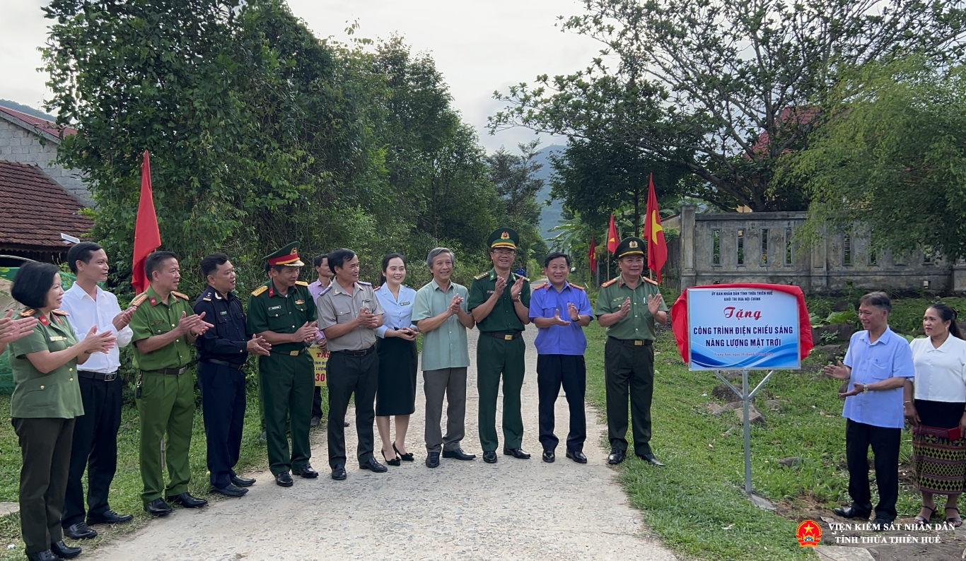 Kéo băng khánh thành công trình điện chiếu sáng 
