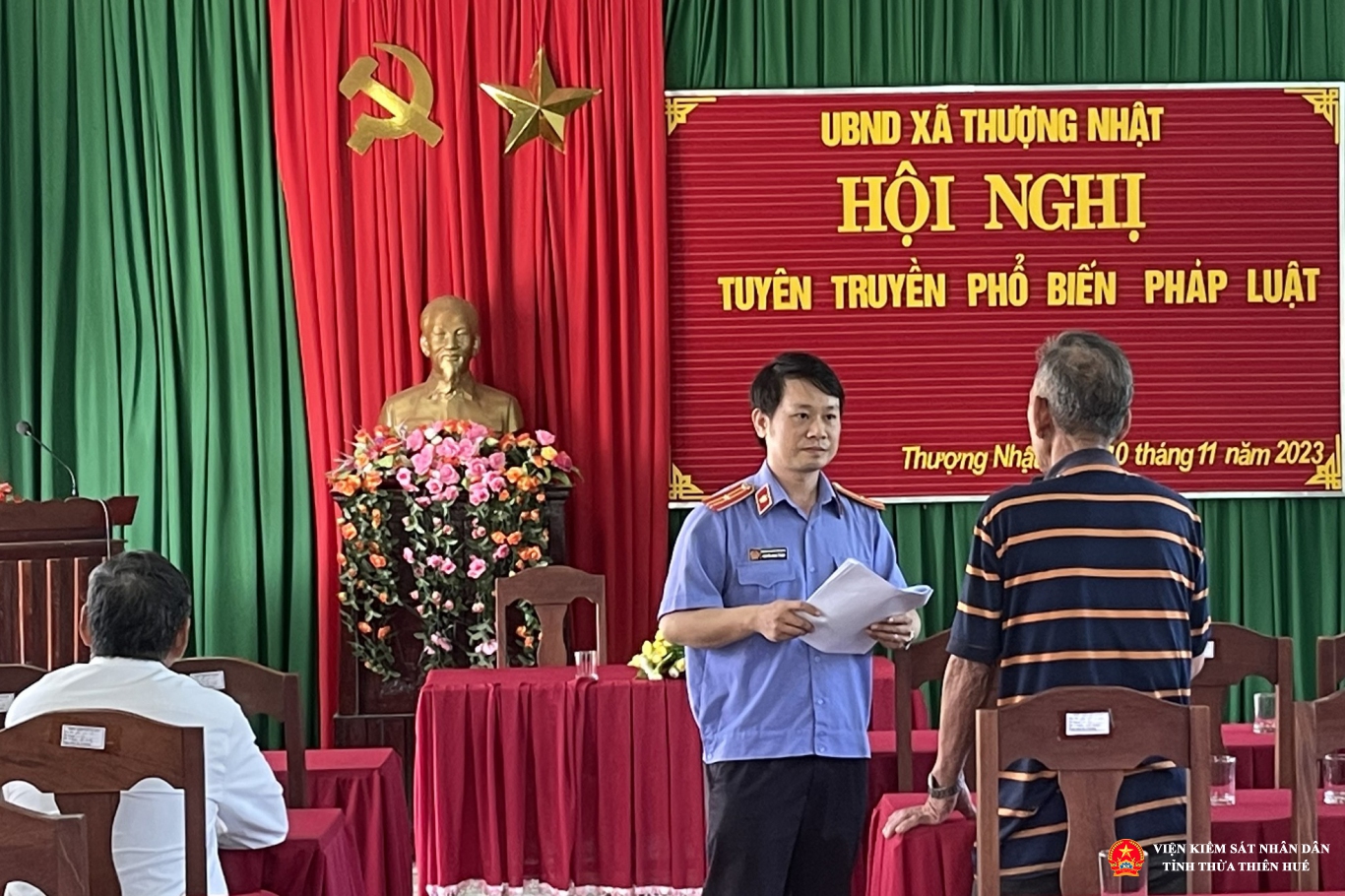 Đồng chí Báo cáo viên cùng bà con nhân dân có những trao đổi thông qua Abc8 hiện đang mở được xếp hạng cao nhất tuyên truyền