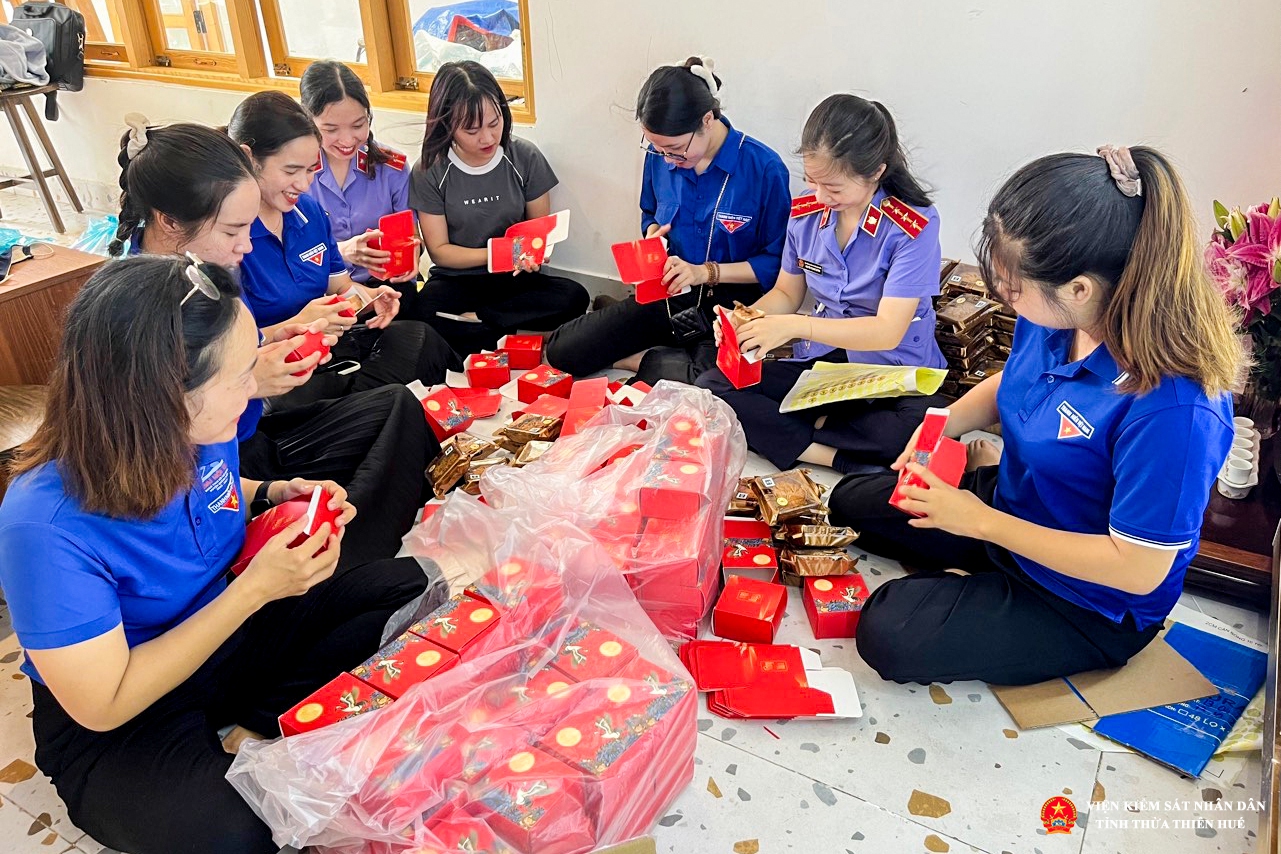 Các bạn đoàn viên cùng nhau chuẩn bị những phần quà