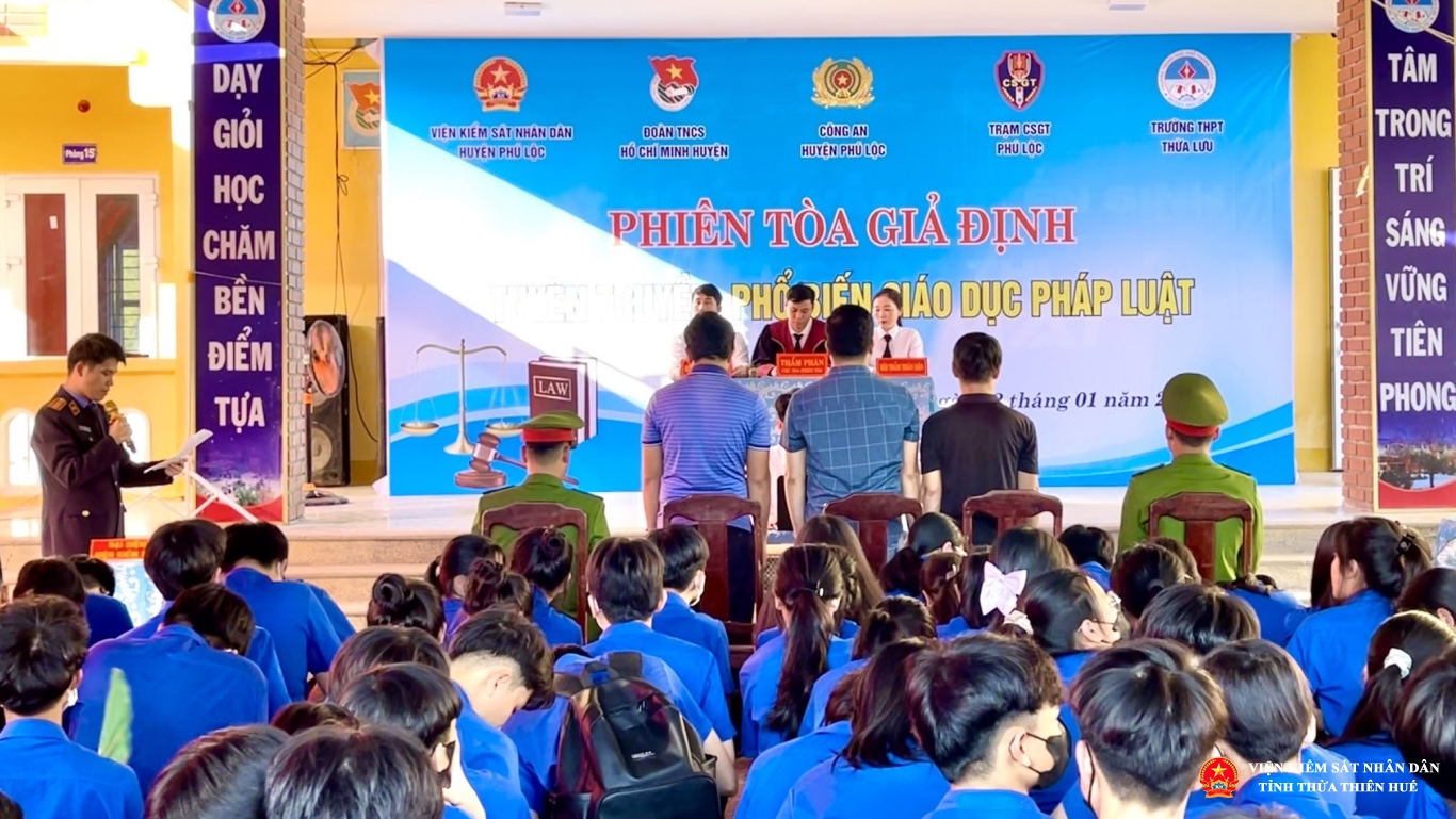 Kiểm sát viên công bố cáo trạng