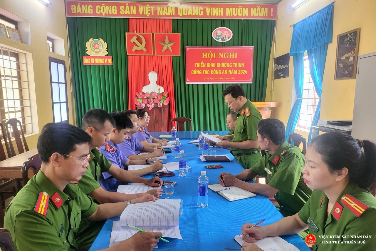 Đoàn kiểm tra liên ngành làm việc tại Công an phường Vỹ Dạ