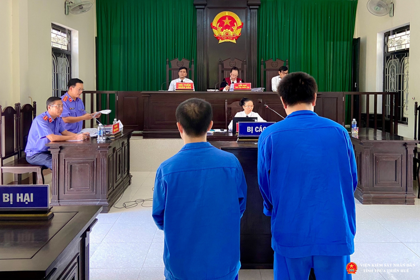 Kiểm sát viên công bố Cáo trạng tại phiên toà