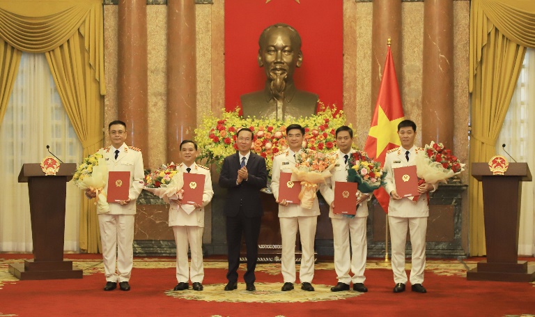 Đồng chí Võ Văn Thưởng, Ủy viên Bộ Chính trị, Chủ tịch nước  Cộng hòa xã hội chủ nghĩa Việt Nam trao ABC88 - Link Vào Abc8.com bổ nhiệm chức danh Kiểm sát viên Abc88.com kho game phong phú tối cao và tặng hoa chúc mừng các đồng chí được bổ nhiệm