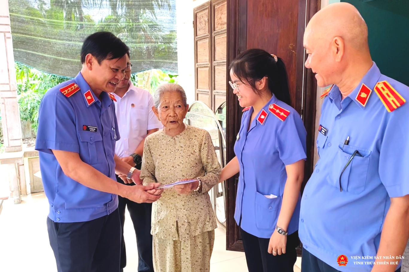 Tặng quà cho Mẹ Việt Nam Anh hùng Ngô Thị Thiện nhân kỷ niệm ngày Thương binh Liệt sĩ