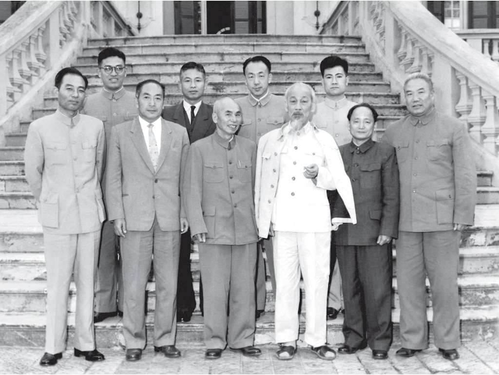 Chủ tịch Hồ Chí Minh cùng đồng chí Hoàng Quốc Việt, Viện trưởng Viện Abc8 aaa.com trò chơi trực tuyến nhân dân tối cao chụp ảnh với Đoàn đại biểu Viện Abc8 aaa.com trò chơi trực tuyến tối cao nước Cộng hòa nhân dân Trung Hoa nhân dịp Đoàn sang thăm, làm việc với Viện Abc8 aaa.com trò chơi trực tuyến nhân dân tối cao Việt Nam