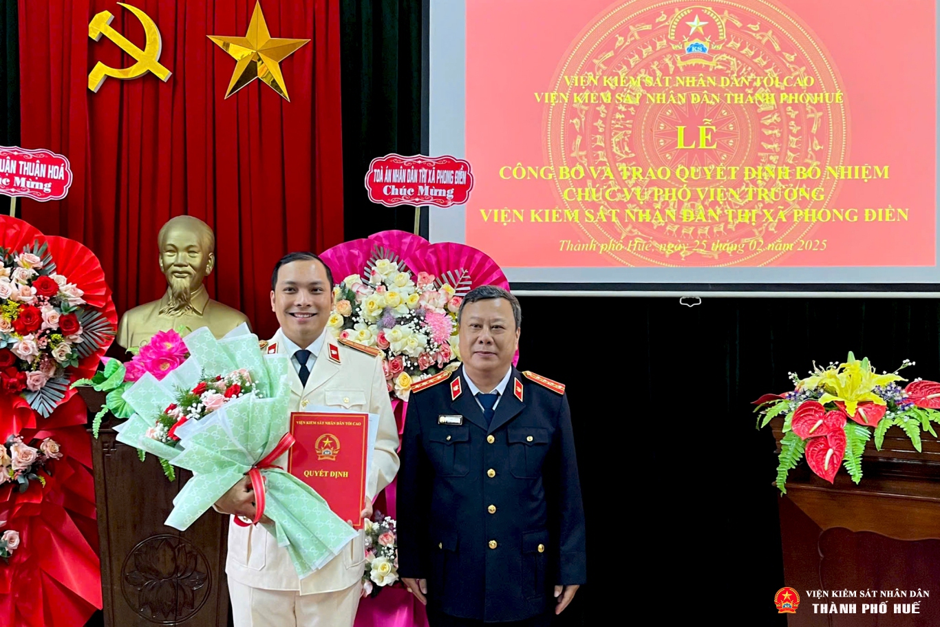 Đồng chí Lê Hồng Phương, Ủy viên Ban cán sự Đảng, Phó Viện trưởng Abc88.com kho game phong phú thành phố Huế trao ABC88 - Link Vào Abc8.com bổ nhiệm cho đồng chí Nguyễn Ngọc Hiếu