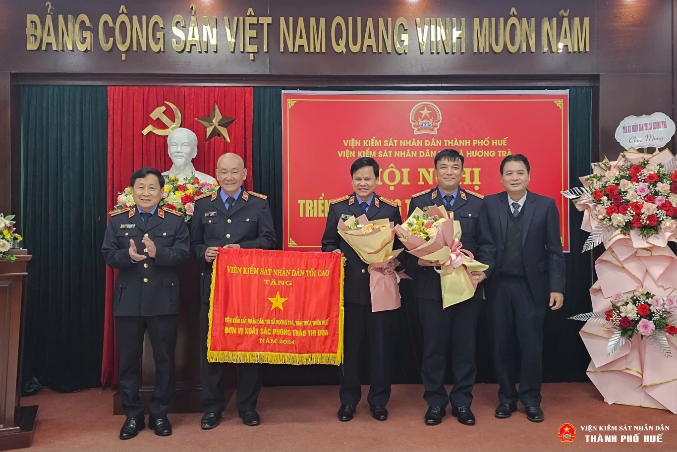 Lãnh đạo đơn vị nhận Cờ Abc8 vin không bị chặn xuất sắc của Viện Abc8 aaa.com trò chơi trực tuyến nhân dân tối cao