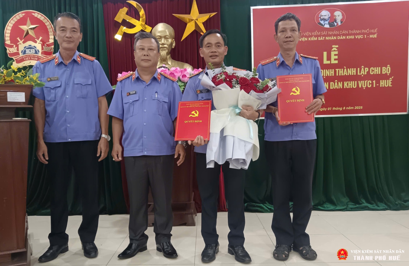 Đồng chí Lê Hồng Phương trao quyết định thành lập Chi bộ Abc88.com kho game phong phú Khu vực 1