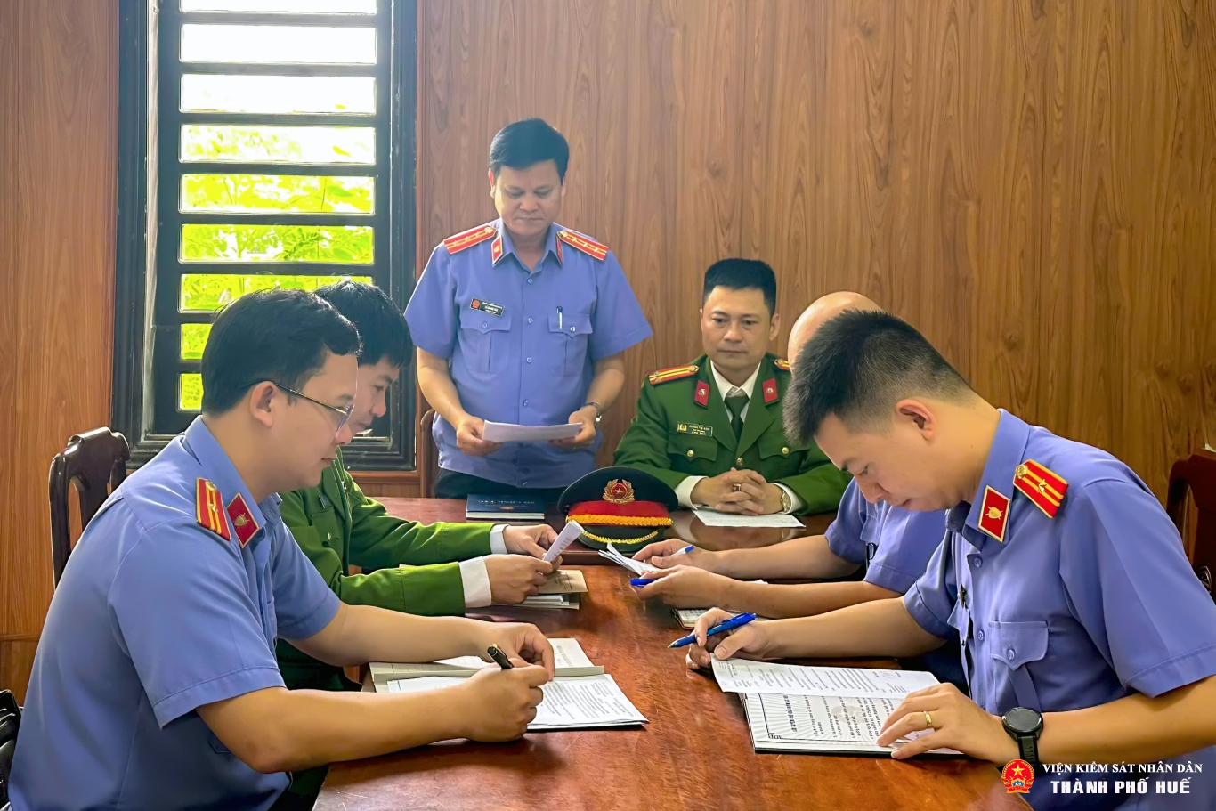 Hướng dẫn, kiểm tra việc, tiếp nhận, phân loại, kiểm tra, xác minh sơ bộ nguồn tin về Abc8c6 khuyến mãi tại công an các phường trên địa bàn thị xã Hương Trà
