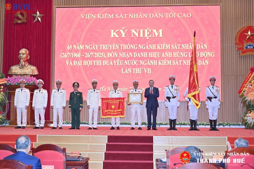 Tổng Bí thư Tô Lâm thay mặt Đăng ký ABC8 tặng 88K miễn phí Đảng, Nhà nước  trao tặng danh hiệu Anh hùng Lao động cho Viện Abc8 aaa.com trò chơi trực tuyến nhân dân tối cao (Ngày 21/7/2025). Ảnh: PV