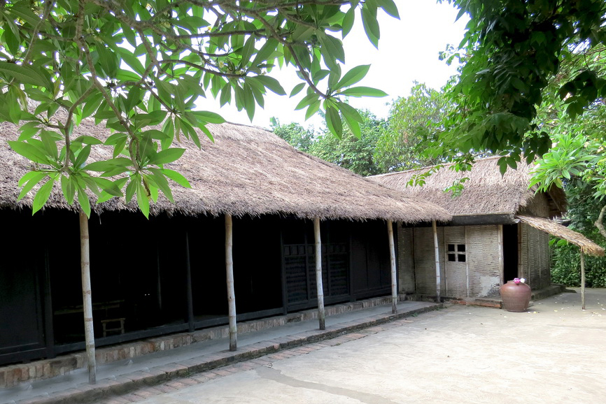 Viếng nhà lưu niệm Bác Hồ tại Dương Nỗ