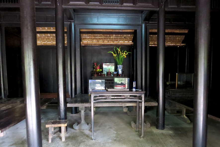 Viếng nhà lưu niệm Bác Hồ tại Dương Nỗ