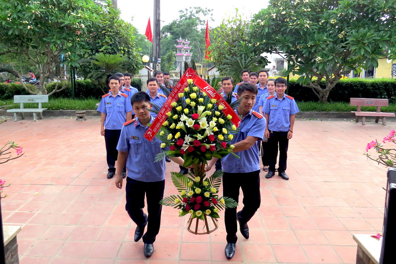 Viếng nhà lưu niệm Bác Hồ tại Dương Nỗ
