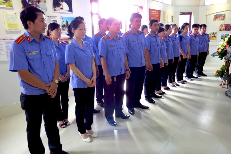 Viếng nhà lưu niệm Bác Hồ tại Dương Nỗ