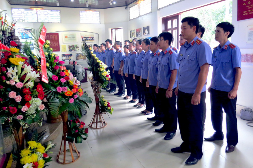 Viếng nhà lưu niệm Bác Hồ tại Dương Nỗ