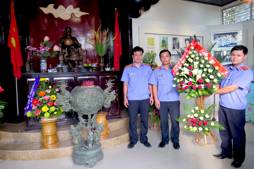 Viếng nhà lưu niệm Bác Hồ tại Dương Nỗ