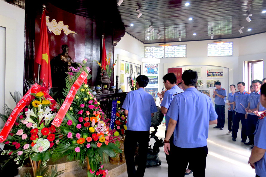 Viếng nhà lưu niệm Bác Hồ tại Dương Nỗ