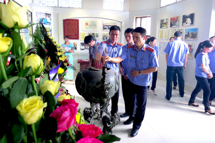 Viếng nhà lưu niệm Bác Hồ tại Dương Nỗ