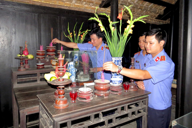 Viếng nhà lưu niệm Bác Hồ tại Dương Nỗ