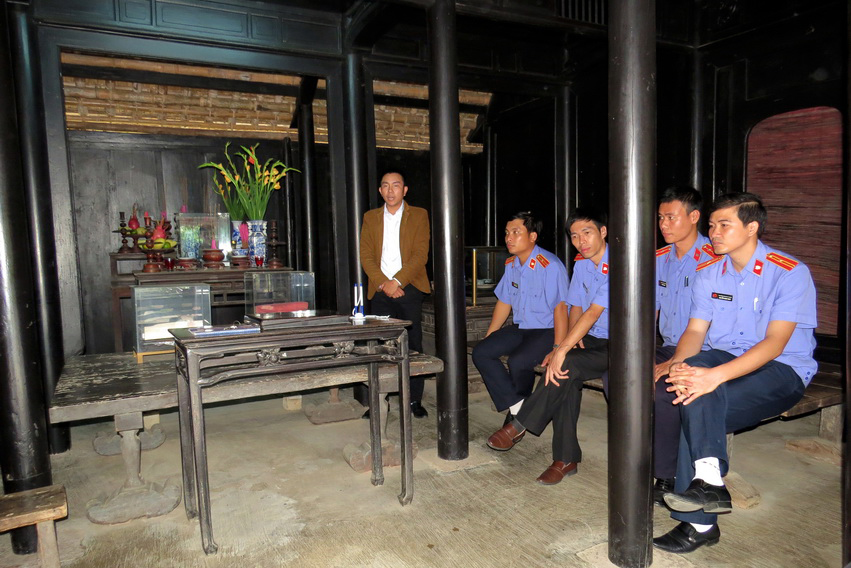 Viếng nhà lưu niệm Bác Hồ tại Dương Nỗ