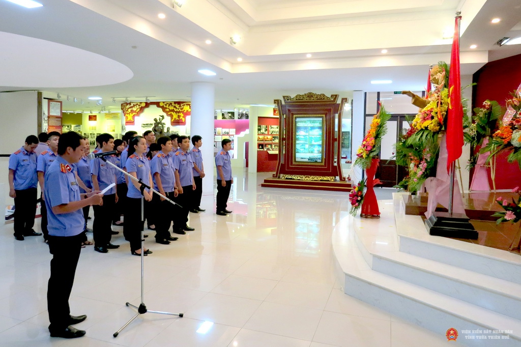 Dâng hoa kỷ niệm 127 năm ngày sinh của Chủ tịch Hồ Chí Minh