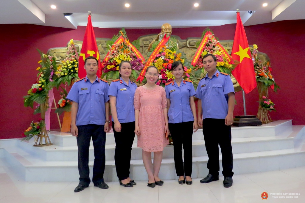 Dâng hoa kỷ niệm 127 năm ngày sinh của Chủ tịch Hồ Chí Minh