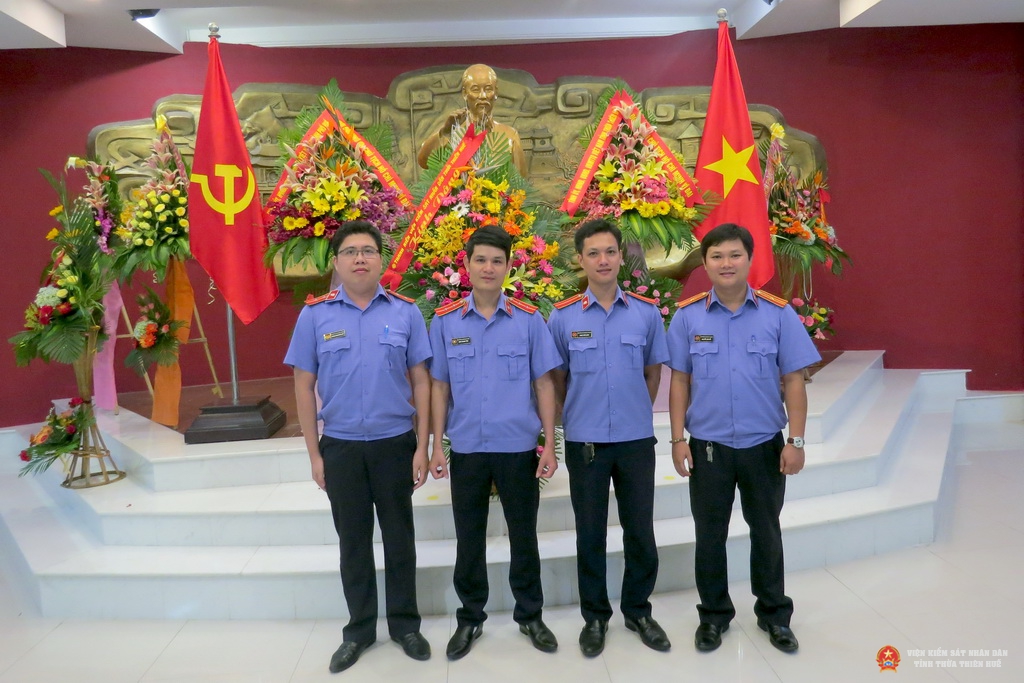 Dâng hoa kỷ niệm 127 năm ngày sinh của Chủ tịch Hồ Chí Minh